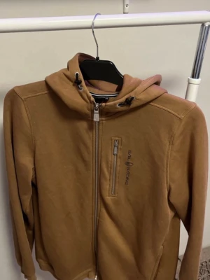 Skal racing tröja  - Tröjan är använd några gånger. Den är fortfarande bra i passformen och blir inte mindre efter tvätt.