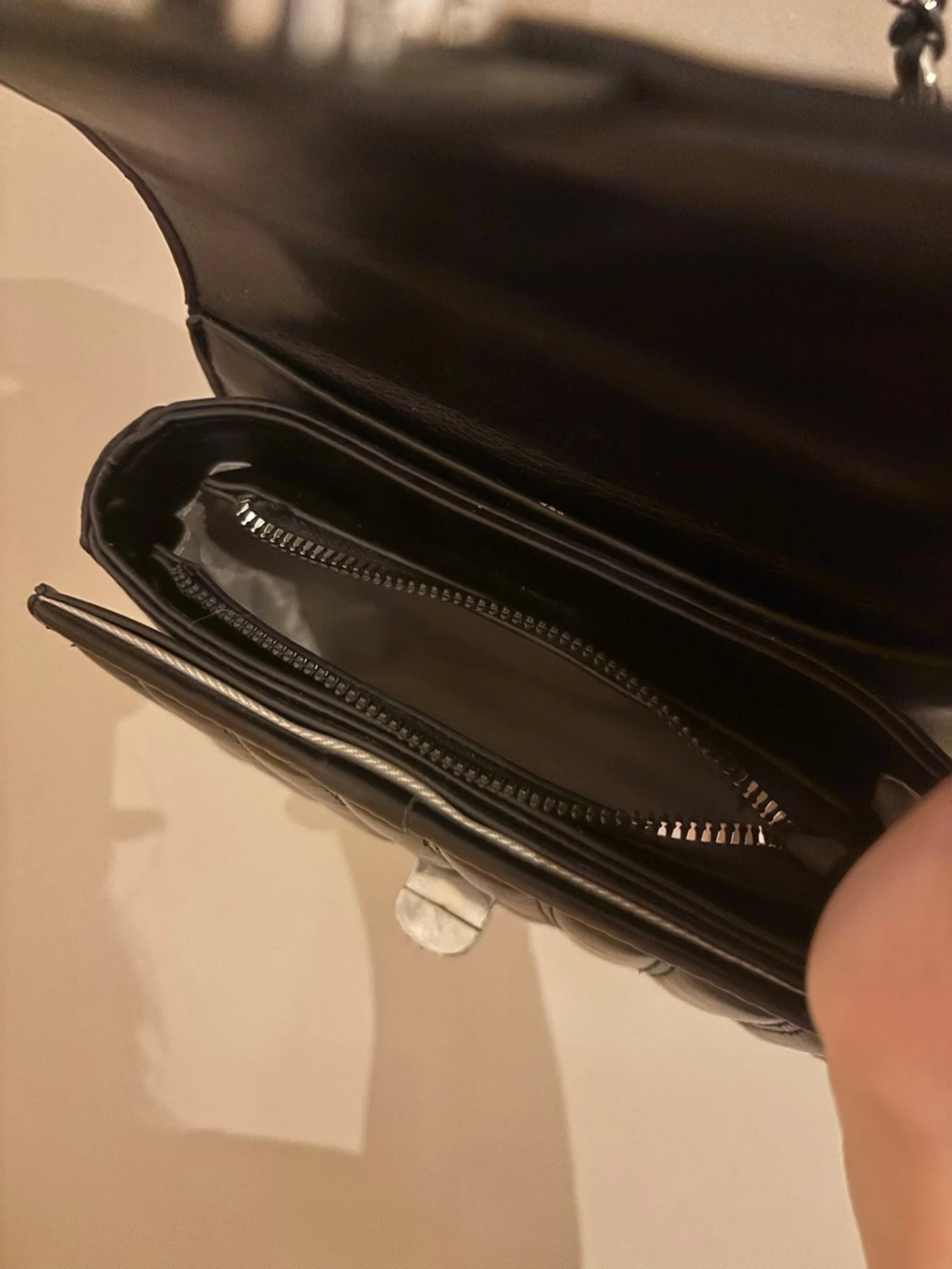 Svart quiltad axelväska med kedja - 1