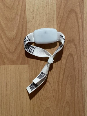 Taylor Swift The Eras Tour LED-armband - Armband från Taylor Swift The Eras Tour – konsert i Stockholm den 18 maj 2024. Använd som minne/souvenir.