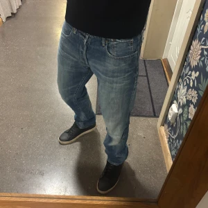 Replay Jeans  - Unika Replay Jeans som passar den som vill köpa nått unikt! Replay Jenssen är Vintage, vilket gör dom unika! Storlek: W34 | L36 . Modell: ROGOB. Material: 100% bomull. A=44,5cm | B= 115cm . ❓Hör gärna av dig om du är osäker med storleken eller om du vill ha mer bilder!  👖