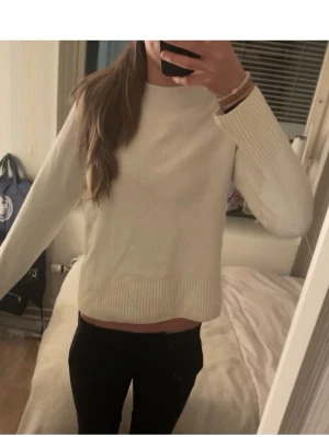 Vit stickad tröja från & other stories - Säljer en vit stickad tröja med rund hals och ribbade muddar vid ärmslut och nederkant från & Other Stories. Använd fåtal gånger & jag kan strycka den innan jag postar, då den är lite skrynklig i bilden. Säljer då den är för liten för mig!  💓💗