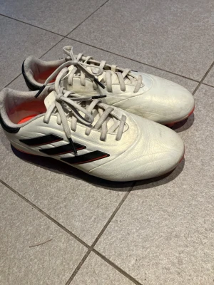 Vita fotbollsskor från Adidas Copa 38 - Sparsamt använda 38. 