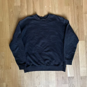 Svart sweatshirt från Element med grafiskt tryck - Svart sweatshirt från Element med diskret broderad logga framtill och stort grafiskt tryck i blått, rött, rosa, vitt och beige på ryggen. Tröjan har rund hals, lång ärm och är gjord i mjuk bomullsmix med fleece på insidan. Perfekt för dig som gillar streetwear och färg. Längd: 62cm Bredd: 53cm. Har använts mycket och kan användas lä ge till. Pris kan diskuteras. Hör av dig vid frågor.