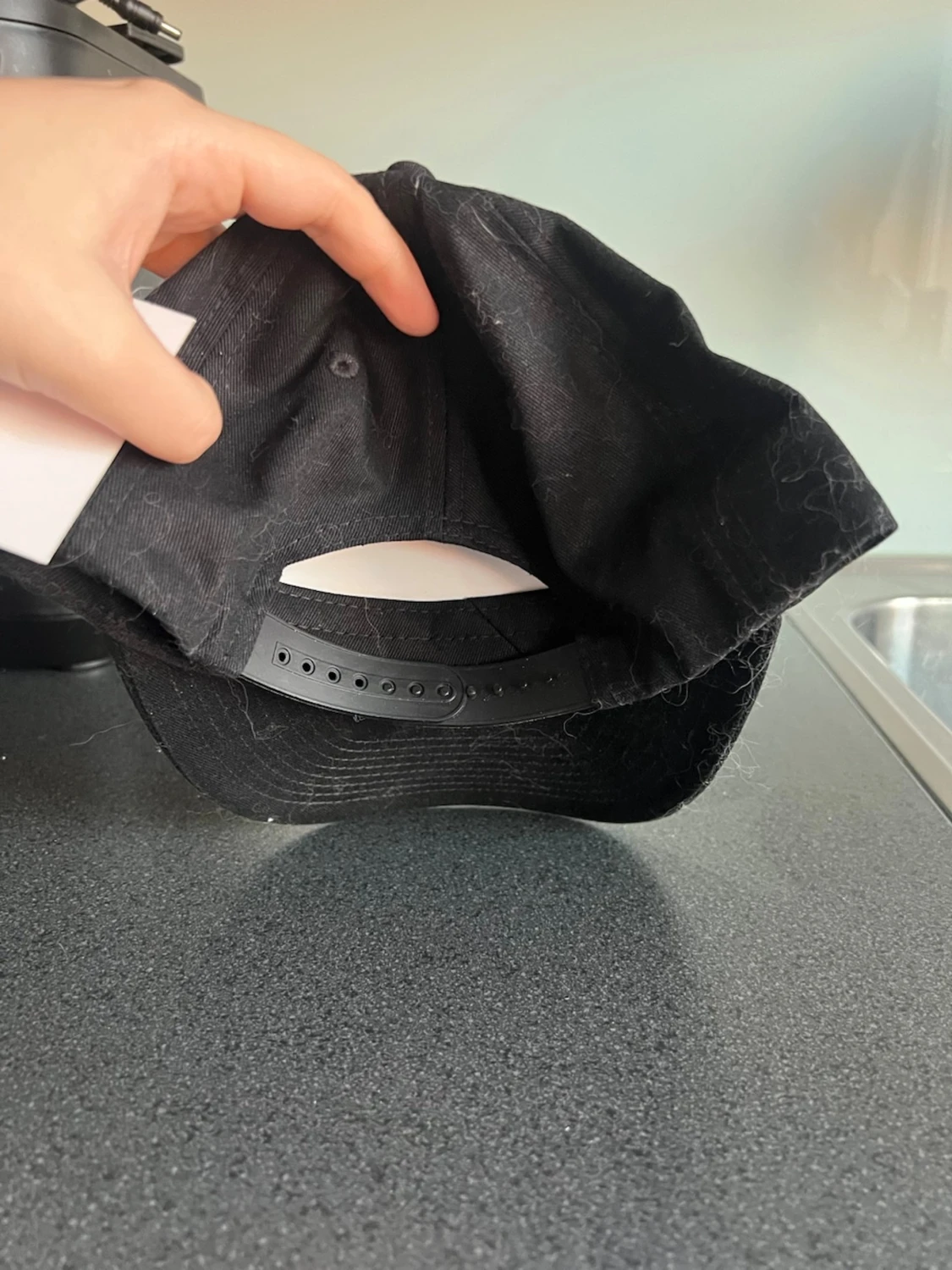 Svart Hooja keps med justerbar rem - 2