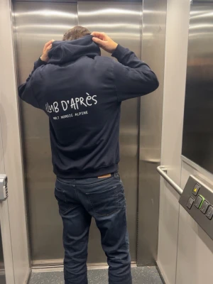 NØLT Hoodie Club d’Après - NØLT Hoodie Club d’Après är skapad för komfort och stil i alla miljöer. En mjuk, välgjord hoodie med minimalistisk design som passar lika bra till afterski som till stadsliv och vardag. Tidlös, enkel och självklar i garderoben. Vi har i tre storlekar S/M/L 