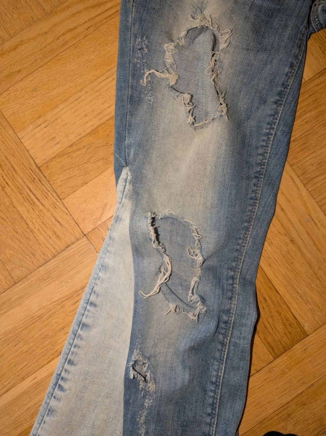 Blå bootcut jeans med slitningar - 1