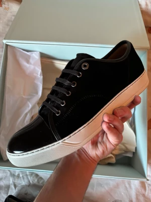 Lanvin Cap Toe Svart  - Skorna är endast använda ett fåtal gånger och är i nästintill nyskick • Storlek: 43 (UK 9) • Färg: Svart • Nypris: ca 4500 kr  • Dustbag och originalkartong ingår.  🔹 Vid snabb affär kan priset diskuteras 🔹 Snabb frakt – skickas kort efter genomförd affär 🔹 Hör gärna av dig vid frågor eller om du vill ha fler bilder.