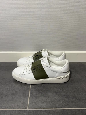 Valentino open  - Valentino open olive, storlek 40,5 passar 41,5, skick 9,5/10 som nya, endast skor medföljer vid köp, vid funderingar hör av er.