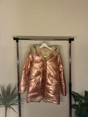 Metallic roséguldig barnjacka ✨ - Unik vinterjacka med fleece på hela insidan, även fodrad med fuskpäls. Vindtätt och vatten resistent, perfekt för kalla dagar med stil. Storlek 14 eller XS  