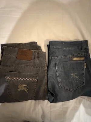 Designerjeans från Burberry & Armani - Två par jeans, ett par ljusblåa burberry och ett par Armani 