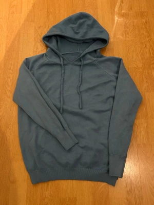 Stickad hoodie  - Säljer denna riktigt shyssta hoodien i storlek xs perfekt för dig som gillar lite skönare tröjor och lite mer soft still. Kom gärna med prisförslag🤝obs märket är okänt