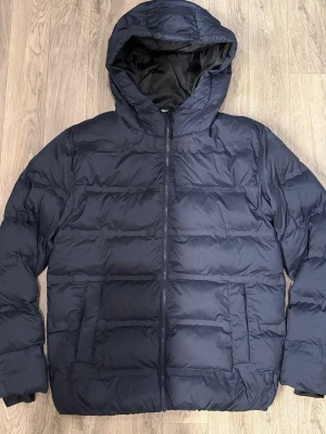 Only & Sons Pufferjacka Navy Blue S - Navy blue Only & Sons pufferjacka i mycket fint skick endast använd 2 ggr och är i storlek S. Mått - Axelbredd: 49cm | Längd: 69cm | Bröstvidd: 55cm | Armlängd: 76cm. Hör av dig vid funderingar!🤩 