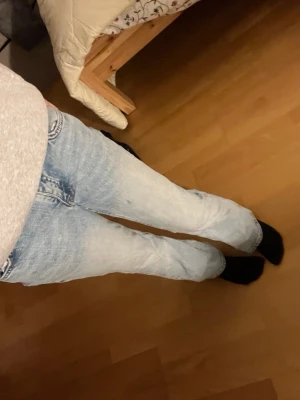 Ljusblå bootcut jeans från Gina - Säljer ett par ljusblå jeans från Gina med klassisk bootcut-passform. Skriv för mer info 🥰
