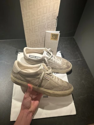 Golden Goose Soul-Star taupe sneakers - Hejsan! Jag säljer nu dessa riktigt feta skor ifrån Golden goose soul-star! Dem är i storlek 43, två extra sulor med kommer! Dem är i ett rätt så bra skick förutom att dem e ganska smutsiga! Köpta på ni göteborg! Hör av er om ni har frågor!