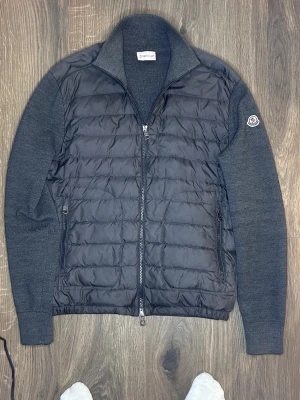 Moncler Cardigan - Snygg grå Cardigan från Moncler. Köpt för 4382 kr. Bra skick och storlek är S. Skriv för funderingar. 