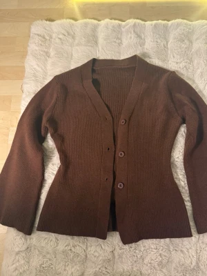 Kofta med avsmalnad midja - Varm och tjock kofta med smal midja och breda ärmar.