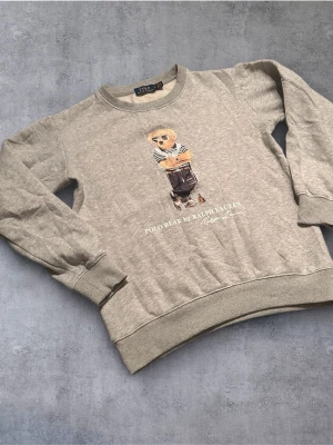 Ralph Lauren Polo Bear Tröja - Grå Ralph Lauren Polo Bear Tröja Storlek M Mycket fint skick 100% Bomull  Är öppen för prisförslag  Postar inom 24h Hör av dig om du har några frågor