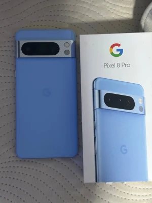 Pixel 8 Pro krypterad  - Snygg Pixel 8 Pro i blå färg, komplett med originalkartong. Telefonen är i mycket gott skick utan synliga repor eller skador. Kraftfull kamera, stor och ljusstark skärm samt senaste Android-systemet. Perfekt för dig som vill ha topprestanda och modern design.