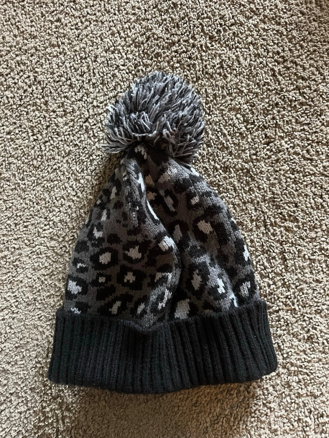 Grå leopardmönstrad stickad mössa - 1