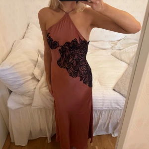 Balklänning - Superfin balklänning med djup rygg! Lite kort på mig som är 177, passar bättre upp till 170 skulle jag säga💖💖