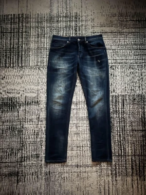 Dondup George Jeans - |Dondup George Jeans| | Storlek: 35| Skick: 9/10| Medföljer: inget| Frågor eller funderingar tveka inte på att höra av dig!
