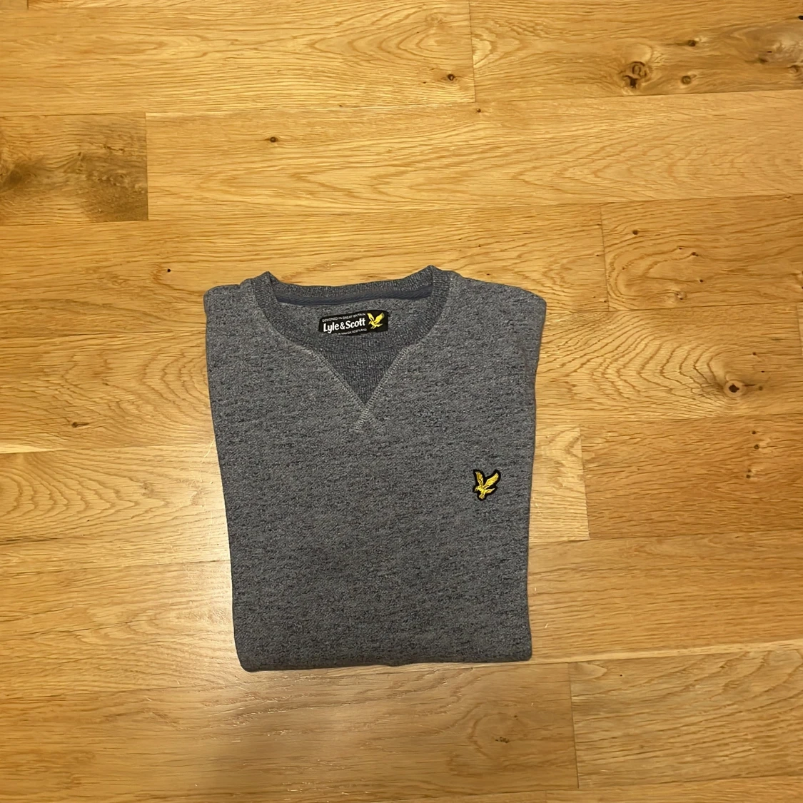 Grå sweatshirt från Lyle & Scott - 1