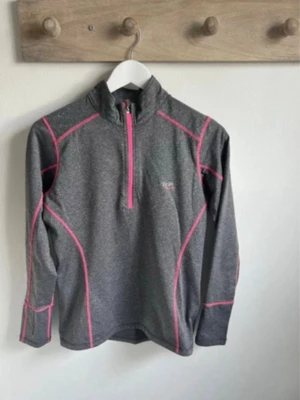 Grå långärmad träningströja från OTP i stl S - Denna härliga träningströja med halfzip är i fint skick, inget att anmärka på.