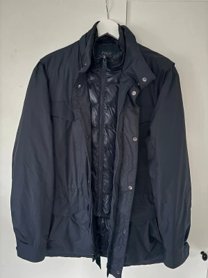 Ralph Lauren dun vinterjacka - Galet snygg blå unik och populär eftertraktad dun vinterjacka från Polo Ralph Lauren i storlek M. Den perfekt vinterjackan av högsta kvalite! Nypris på över 5000 kr och grymt skick så gott som ny, inga defekter, pris ej hugget i sten! 