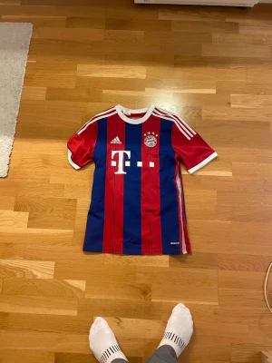 Bayern München tröja - Äkta Bayern München tröja från Adidas med Franc Ribery på ryggen. Bra skick. Den är barnstorlek 164cm. Ungefär som en XS
