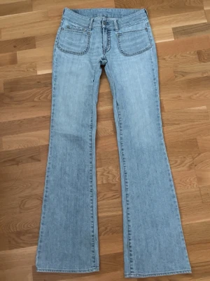 Ljusblå bootcut jeans  - säljer ett par snygga ljusblå lågmidjade jeans med utsvängda ben! Jag köpte de second hand i somras men de var för stora på mig! har inte en exakt storlek, men kan kolla upp måtten vid intresse!