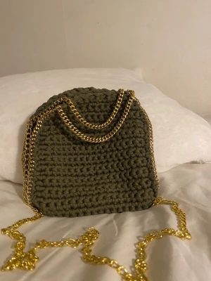 Väska  - Egenvirkad Stella McCartney liknande väska, i mörkgrön färg med guldkedja ❤️ Har även i andra färger