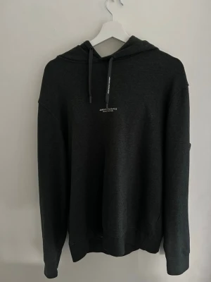 Mörk grå hoodie från Armani exchange - Säljer en riktigt fet hoodie från Armani exchange.Stl L.Mörk grå.