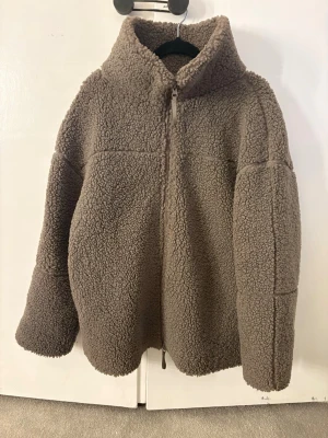 teddyjacka från Gina Tricot - Supermysig teddyjacka i brun från Gina Tricot, storlek S. Köptes nu i höstas men den kommer inte till använding ❣️