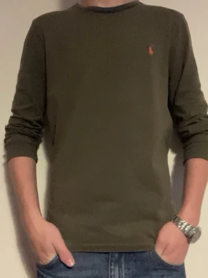 Olivgrön långärmad topp från Polo Ralph Lauren - Tja, säljer min feta långarmade Polo Ralph Luren tröja, ställ gärna frågor om ni eventuellt är intresserade