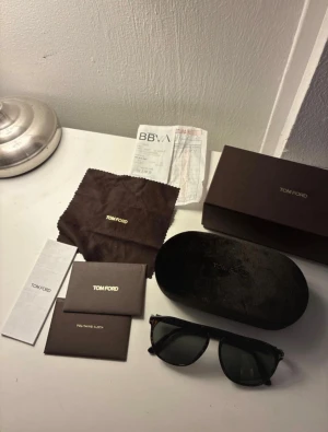 Tom Ford Solglasögon  - Riktig snygga solglasögon från Tom Ford i bra skick.  Inga defekter osv.   Skick 9/10 Köpta för 2999kr  Kvitto & allt original följer med.