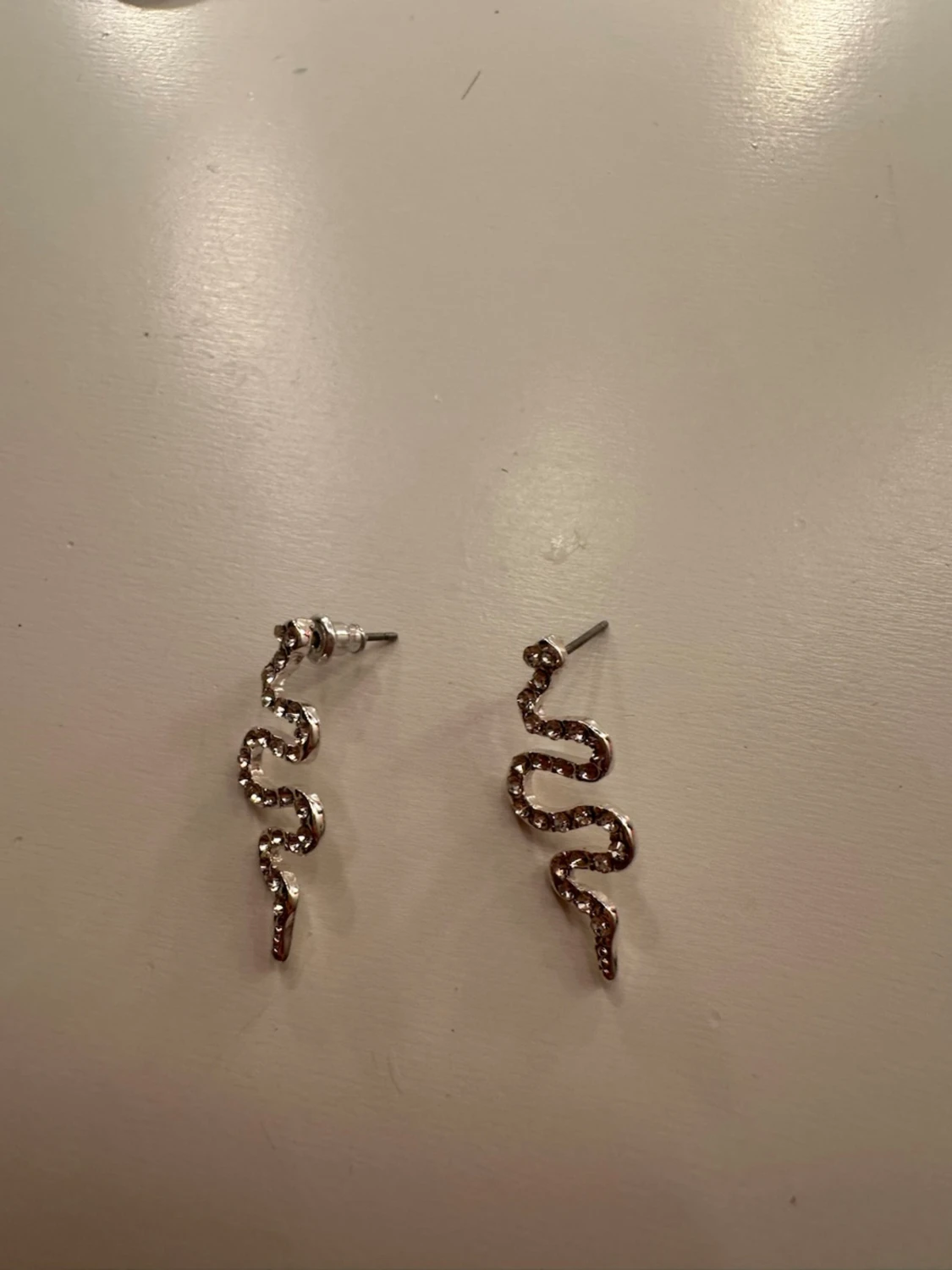 Glittriga örhängen i ormform - 1