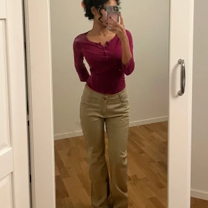 Y2k vintage jeans - Söta y2k kostym aktiga jeans i storlek 26 (midjan). Har inte alls använts mycket och säljer då dom är för stora nu. Priset kan diskuteras!