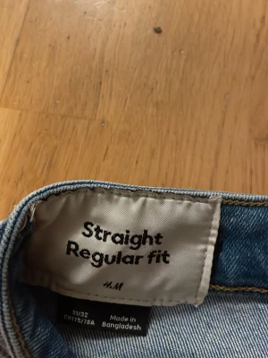 Straight Regular fit jeans från H&M - Ljusblå jeans från H&M med straight regular fit. Klassisk femficksmodell och normal passform. Jeansen är tillverkade i bomull och har en enkel, tidlös look som passar till många olika stilar.