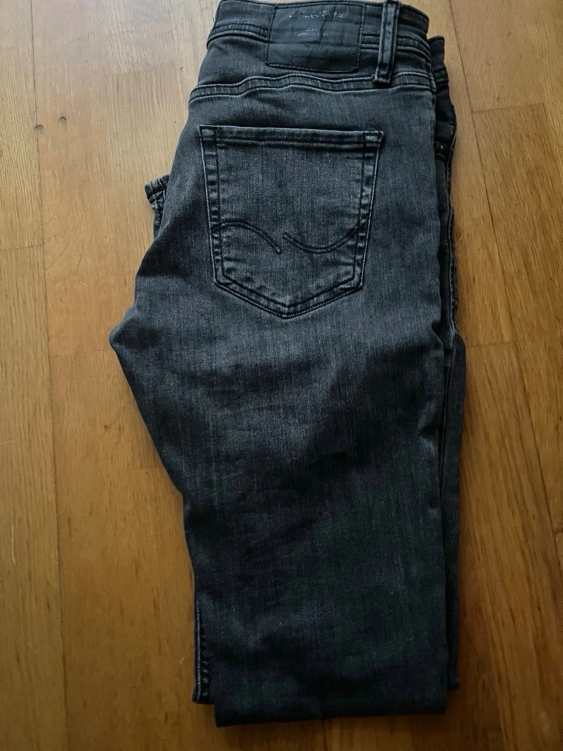  svarta jeans med rak passform