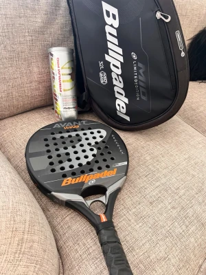 Bullpaddel - Bilden visar en padelracket, padelväska från Bullpadel
