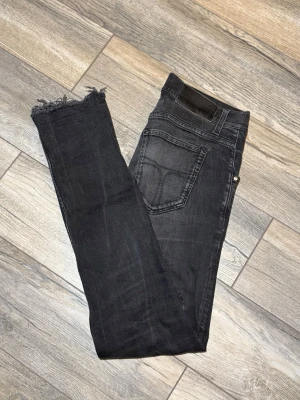 Tiger of Sweden jeans - Tja säljer nu dessa riktigt schyssta Tiger Of Sweden jeans i storlek W31 L32, Skick 8/10. Nypris ca 1200. Vid minsta lilla fundering så är det bara att höra av sig.