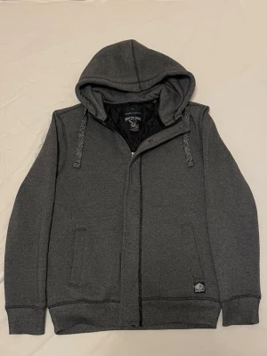 Stickad fodrad cardigan jacka - Sjukt fet unik stickad fodrad jacka / cardigan med luva, perfekt nu och under våren. Spännbar luva, samt både knappar och dragkedja. Den är i bra skick, storlek M. Skriv vid minsta intresse, pris kan diskuteras vid smidig affär😀