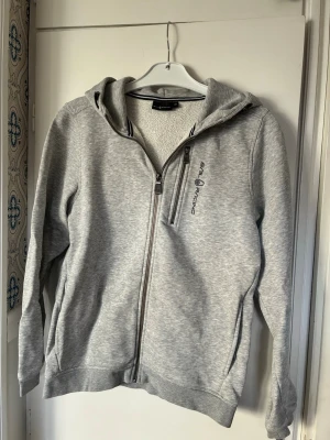 Sail racing zip tröja  - Tjena, nu säljer jag min Sail racing zip up då den har blivit för liten. Den är i mycket bra skick.