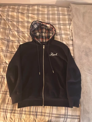 Leon Marcel zip hoodie - äljer en av mina Leon Marcel zip hoodies. Som du ser på bilderna så är den mörkblå med ett unikt mönster på insidan som verkligen gör tröjan unik. Väldigt skönt och mjukt material på insidan. Stl XS, passar nog 160-170cm beroende på hur man vill att tröjan ska sitta. Hör av dig vid någon fundering!