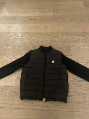 Moncler cardigan  - Tja, säljer nu min moncler cardigan eftersom den är lite liten. Är i nyskick och har andvänt den kanske 10 gånger. NFC funkar och är väldigt stilig.  Hör av er vid frågor 😄. 