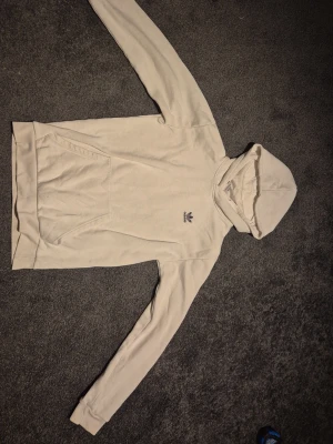 Vit Hoodie - Adidas - Riktigt snygg och go adidas hoodie. Grym passform, grym kvalitet, hållbart och mjukt bomull. 600 kr originalpris.