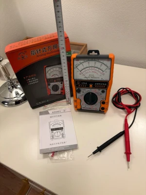 T-88N Analog Multimeter - Analog multimeter T-88N i nyskick, komplett med originalkartong, manual och mätprober. Mäter spänning, ström och resistans med tydlig analog skala. Robust orange hölje, inga synliga defekter eller slitage. Perfekt för elektronikentusiasten eller hobbyprojekt.