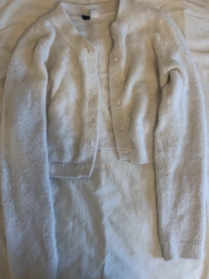 Vit croppad kofta - Supermjuk och fluffig vit croppad kofta från Divided H&M i storlek M men sitter mer som en XS. Koftan är som en långärmad bolero och endast använd några fåtal gånger. Skriv gärna för fler bilder eller frågor!💗