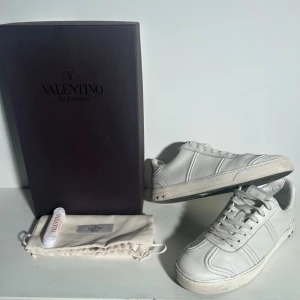 Valentino flycrews  - Några nitar borta (se sista bild) förutom det så är dom bra skick! Skriv vid ytterligare frågor eller funderingar🤝