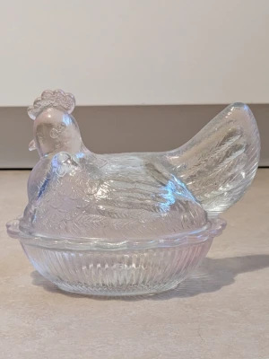 Höna av glas - Jätte söt höna av glas.  Färg, genomskinlig ljus rosa. Kan användas som förvaring och som dekoration 